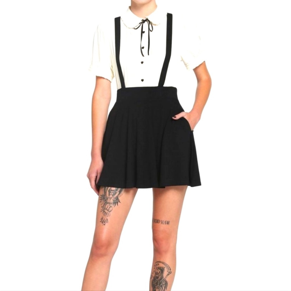 Hot topic skirt with suspenders